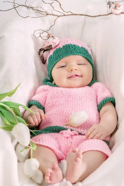 Ritratto di una bambina con un cappello rosa. Immagine tonica — Foto Stock