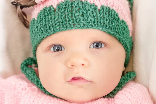 Retrato de uma menina de chapéu rosa. Imagem tonificada — Fotografia de Stock