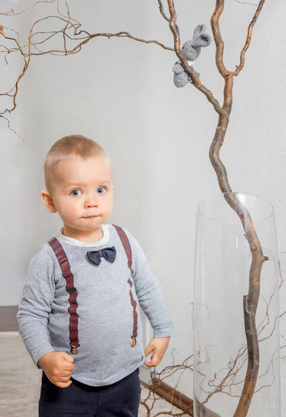 Portrét mazaný chlapík v dětský pokoj — Stock fotografie