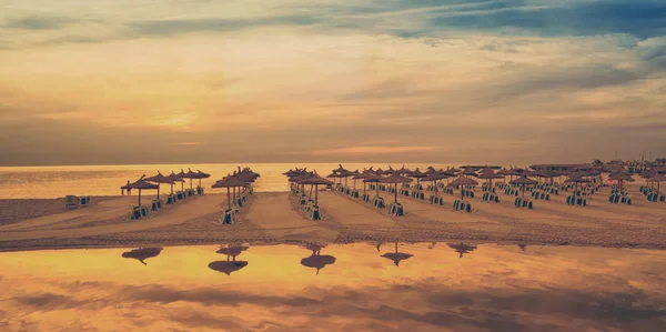 Soleado atardecer en la costa de Mallorca. imagen panorámica — Foto de Stock