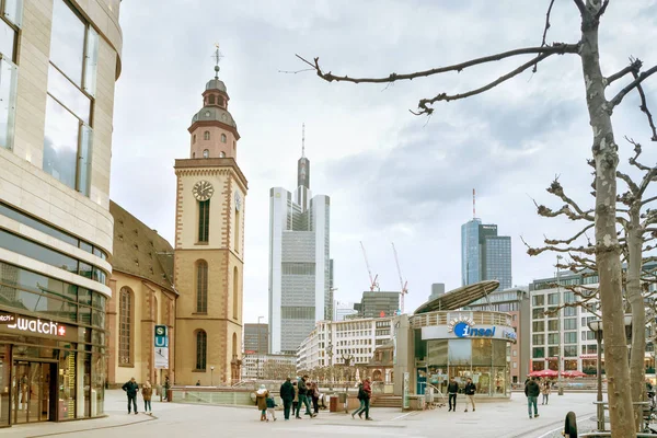 Frankfurt am Main - 01.04.2018: Fußgängerzone in Frankfurt am Main — Stockfoto