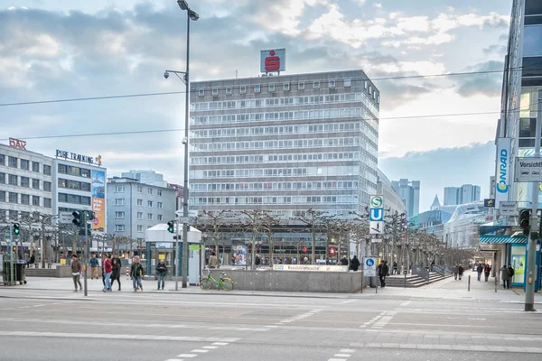 FRANKFURT AM MAIN, GERMANY - April 1, 2018: Pedestrian zone in t — Stock Photo, Image