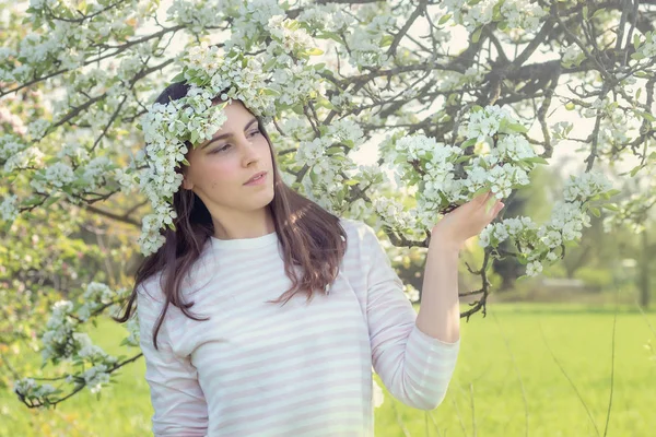 咲くリンゴ園の若い女性 — ストック写真
