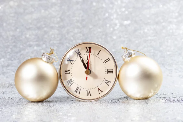 Tarjeta de Año Nuevo con bolas de Navidad y reloj . — Foto de Stock