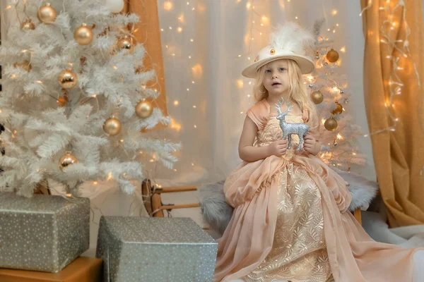 Dívka v princezně šaty v blízkosti stromu Nového roku. Vánoční conce — Stock fotografie