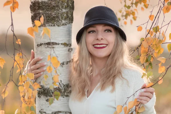 Höstporträtt av en ung blond kvinna — Stockfoto