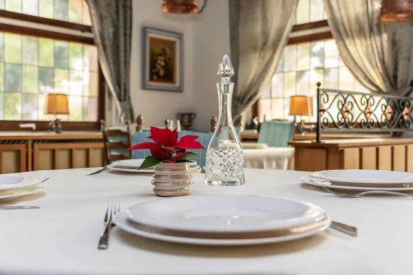 Talíře zblízka na stole v restauraci v rustikálním stylu — Stock fotografie