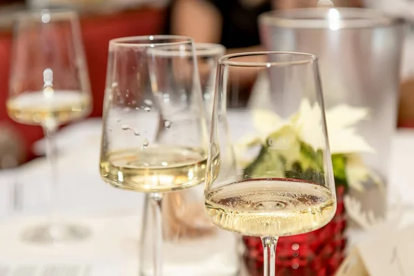 Bicchieri di vino bianco in tavola — Foto Stock