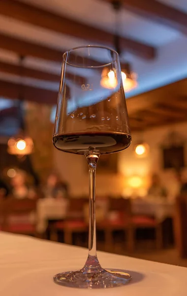 Bicchiere di vino rosso sul tavolo — Foto Stock