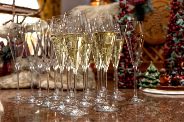 Copas de champán en decoraciones navideñas — Foto de Stock