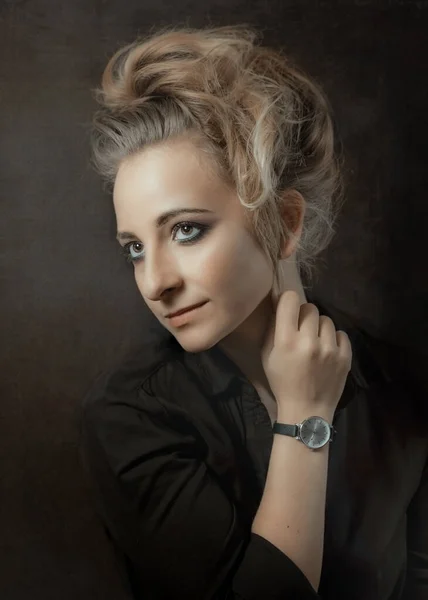 Portrait of a young woman on a black background — Stock Photo, Image