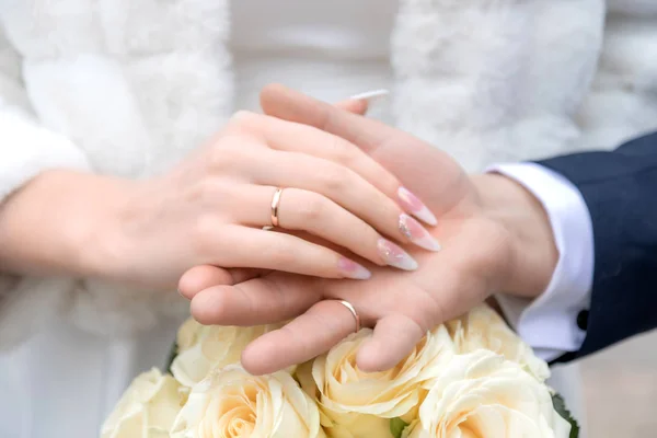 Свадебная тема, мужчина и женщина держатся за руки — стоковое фото