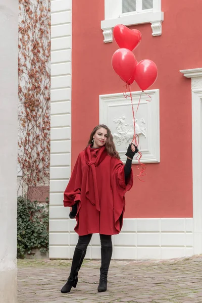 Young woman with heart shaped balloons outdoor. — Stock Photo, Image