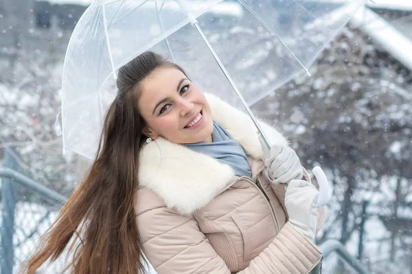 下雪天带着雨伞的年轻女子 — 图库照片