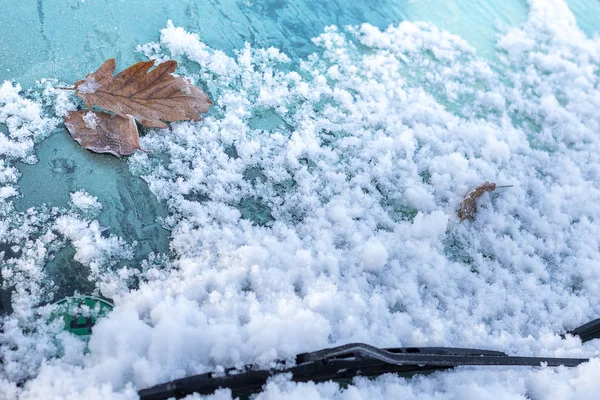 Ghiaccio e neve sul parabrezza di un'auto — Foto Stock