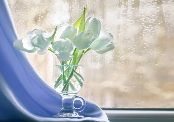Натюрморт с букетом тюльпанов на подоконнике — стоковое фото