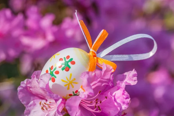 Пасхальный фон с цветущей сакурой и пасхальным яйцом — стоковое фото