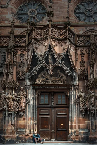 Bedelaar bij de ingang van de Notre Dame van Straatsburg — Stockfoto