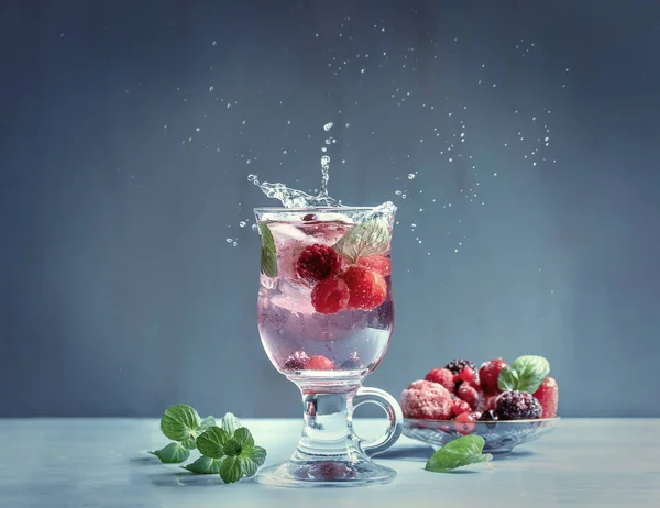 Wild berry cocktail with splashes of water — Stock Photo, Image