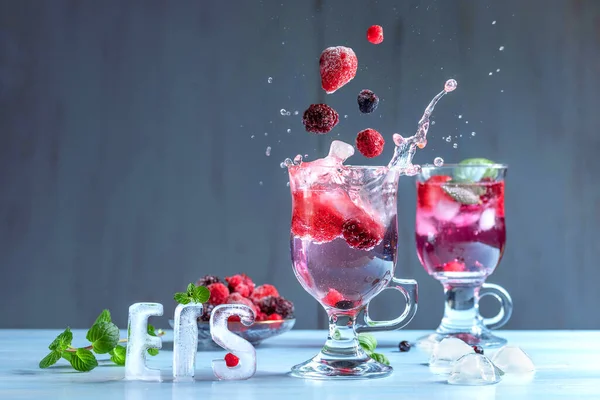 Wild berry cocktail dengan percikan air — Stok Foto