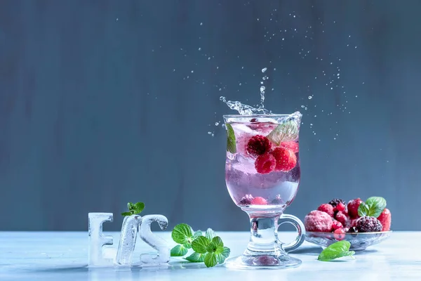 Divoký bobulový koktejl se šplouchnutím vody — Stock fotografie