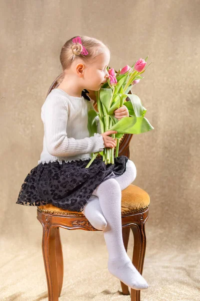 Маленька Дівчинка Букетом Тюльпанів Студії — стокове фото