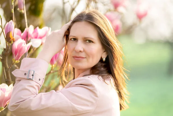 Retrato Una Mujer Mediana Edad Magnolias Florecientes — Foto de Stock