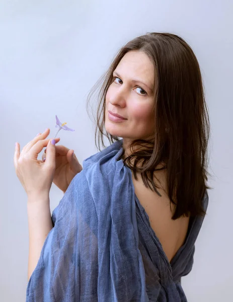 Portret Van Een Vrouw Van Middelbare Leeftijd Met Een Krokusbloem — Stockfoto