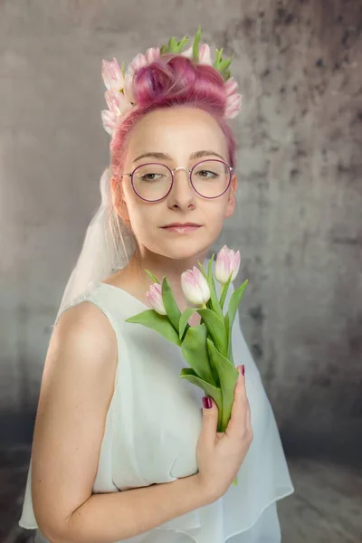 Porträtt Ung Kvinna Med Rosa Hår Och Bukett Tulpaner — Stockfoto