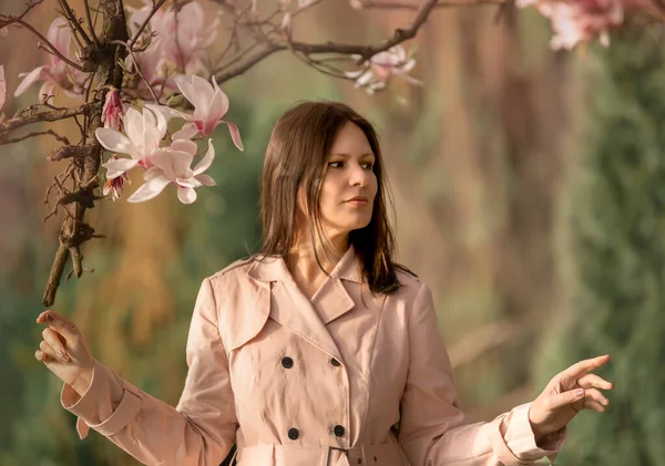 Retrato Una Mujer Mediana Edad Magnolias Florecientes —  Fotos de Stock