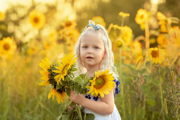 Портрет Маленької Дівчинки Букетом Соняшників — стокове фото