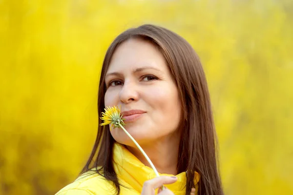 Portret Van Een Vrouw Van Middelbare Leeftijd Met Paardenbloem — Stockfoto