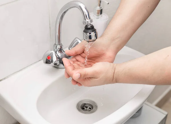 Adam Ellerini Sabunla Yıkıyor — Stok fotoğraf