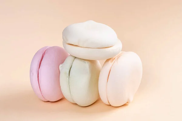 Deliciosos Marshmallows Cores Pastel Fundo Bege — Fotografia de Stock