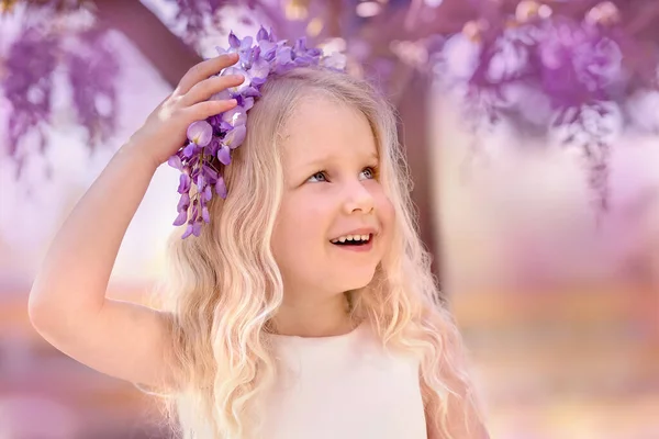 Маленька Дівчинка Вістерії Цвіте Великодній Фон — стокове фото