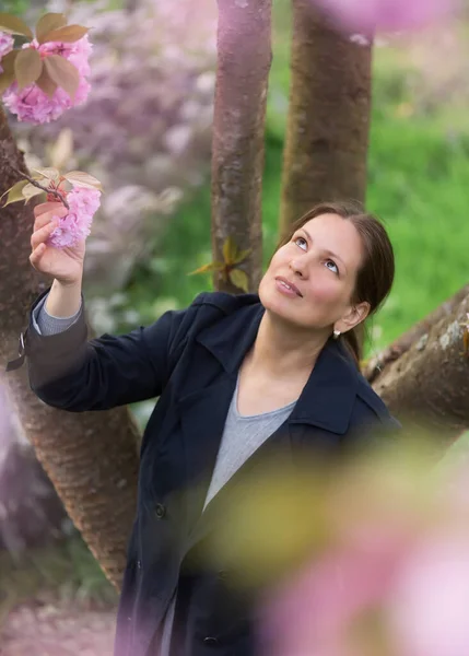 Porträtt Medelålders Kvinna Blommande Sakura — Stockfoto