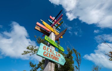 Güney Florida 'daki Bahia Honda Key' de dünyanın dört bir yanındaki yerlerin uzaklıklarıyla ilgili pankartlar asıldı.