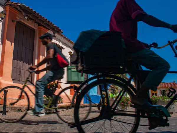Cyklister på en gata intill San Juan de Dios Square, i Camaguey, Kuba. — Stockfoto