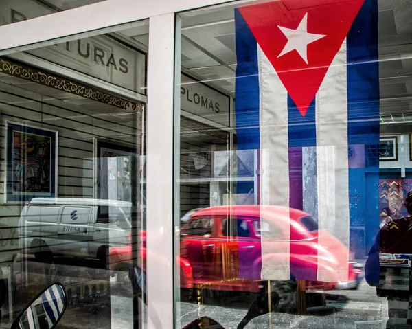 En gammal amerikansk bil rullar nerför Neptune Street i Havanna — Stockfoto