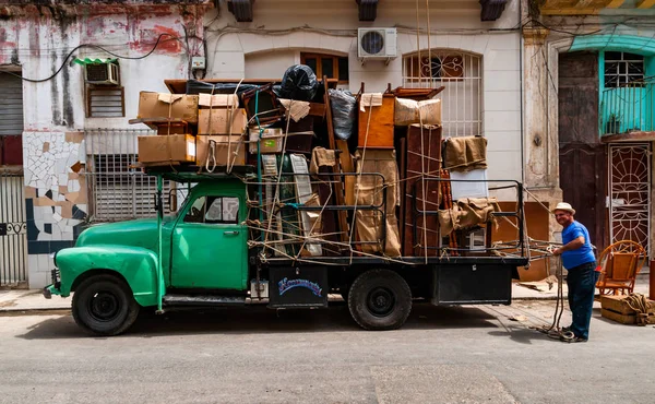 Un viejo camión en movimiento, a punto de ser llenado y casi listo para ir . —  Fotos de Stock
