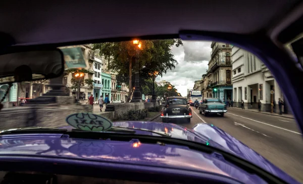 Un coche clásico de propiedad privada en la avenida Prado, La Habana —  Fotos de Stock