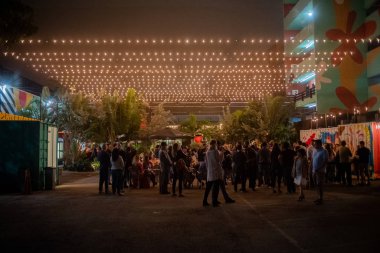 Kısa oyunların nakliye konteynerlerinde oynandığı eşsiz bir mekan olan Wynwood, Fl 'deki mikrotheather..