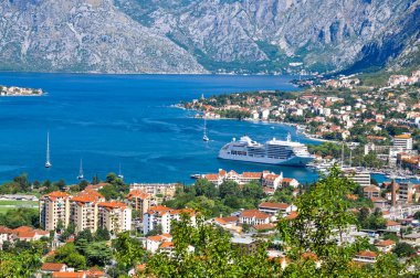 Dağlar Kotor Körfezi manzarası