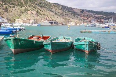 Balıkçılık Tekne ve SSCB temel denizaltı Balaklava Bay, Crimea giriş kapısı 