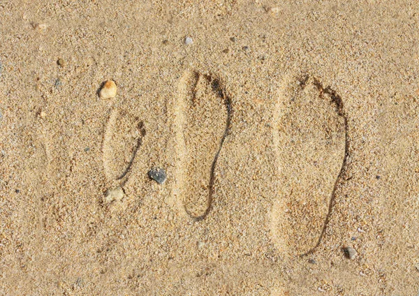 Huellas familiares en una playa de arena — Foto de Stock