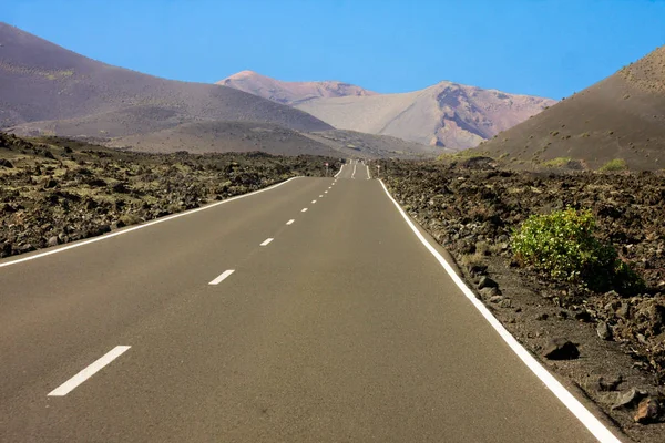 Eindeloze weg naar Timanfaya — Stockfoto