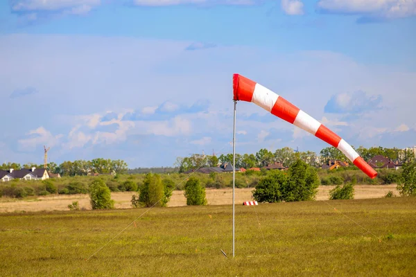 Windsack auf einem kleinen Rasenflugplatz. — Stockfoto