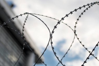 Güvenli koruyucu metal çit dikenli tel ile 
