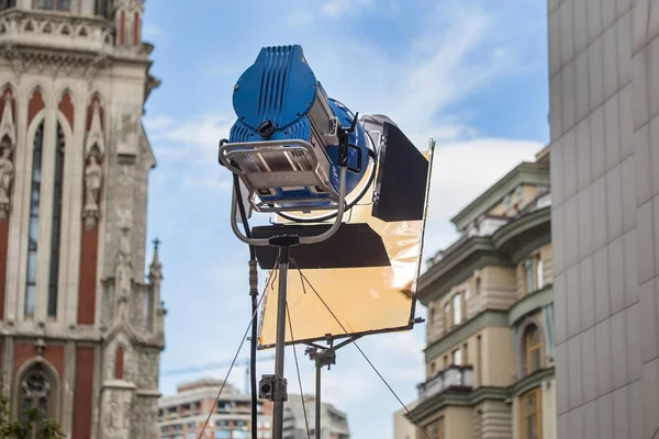 Büyük profesyonel parlak spot bir tripod üzerinde renk filtreli