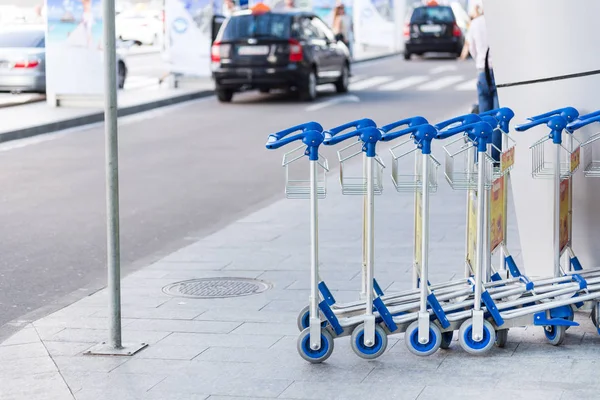 Bagage karren bij de ingang van de internationale luchthaven terminal — Stockfoto